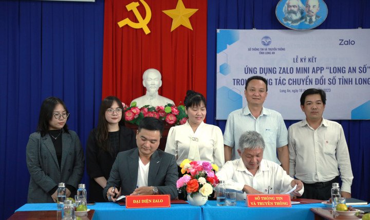 Đại diện Sở Thông tin và Truyền thông tỉnh Long An và đại diện Zalo ký kết biên bản hợp tác khai thác mini app “Long An Số”.