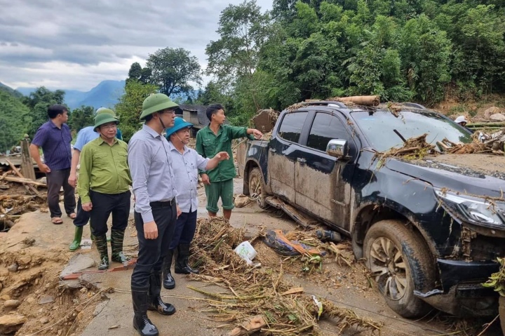 Đoàn công tác tỉnh Lào Cai đến xã Liên Minh kiểm tra, chỉ đạo khắc phục hậu quả trận mưa lũ xảy ra ngày 12/9. (Ảnh: Đ.X.)