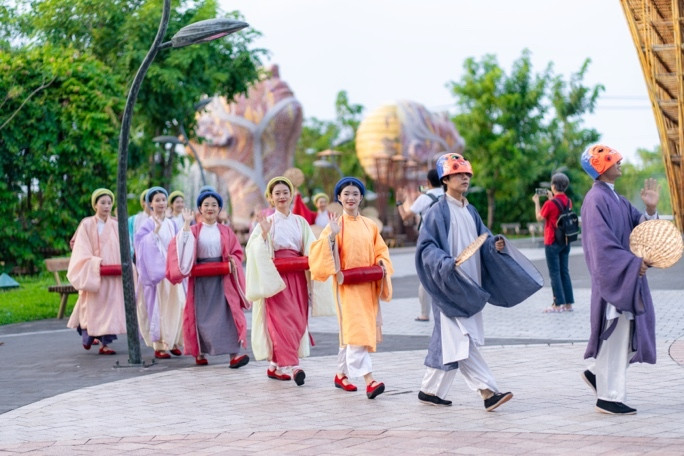 Chơi trung thu bất tận ở 'thành phố không ngủ' với voucher Grand World - 2