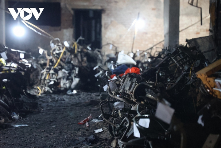 Hiện trường vụ cháy chung cư mini tại phố Khương Hạ, thành phố Hà Nội.