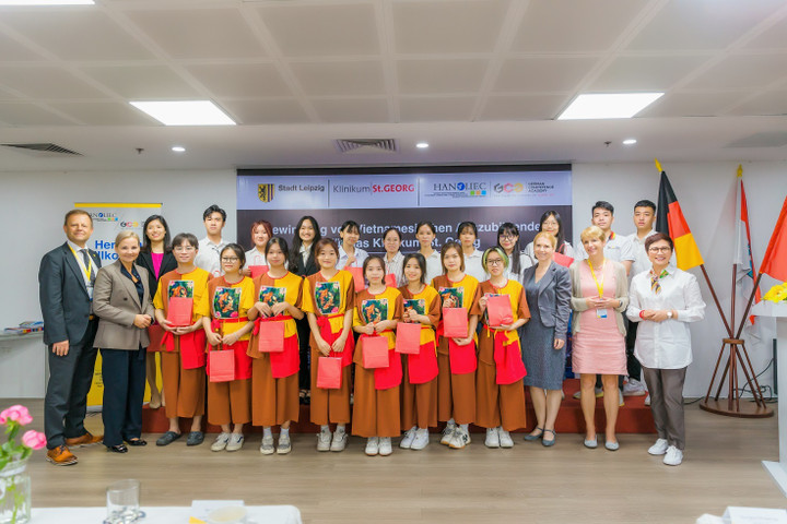 Ông Torsten Bonew, Phó Thị trưởng thứ nhất TP Leipzig và đại diện bệnh viện St. Georg gặp mặt và tặng quà cho các bạn học viên đang theo học tiếng Đức tại Viện Năng lực Đức.