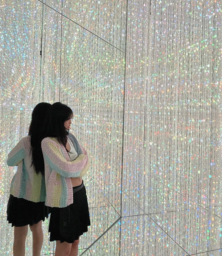 Trong những ngày chớm thu, áo khoác đan len cũng là món đồ nhất định phải có trong tủ đồ của các nàng.