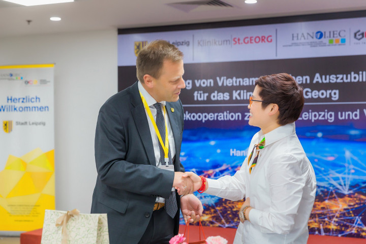 Cô Nguyễn Thị Thanh Tâm tiếp đón ông Torsten Bonew cùng đoàn tới thăm quan và gặp gỡ học viên trong trung tâm GCA.