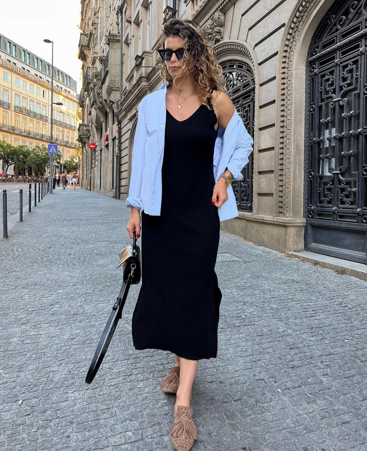 Áo sơmi kết hợp cùng váy maxi hai dây rất phù hợp trong không khí mát mẻ của những ngày đầu thu.