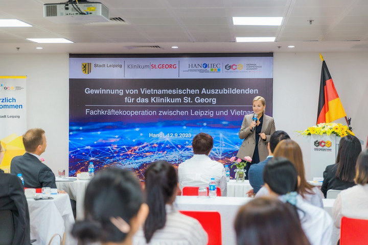 Bà Claudia Pfefferle, Giám đốc điều hành của bệnh viện St. Georg chia sẻ về cơ hội học tập và công việc của điều dưỡng viên tại bệnh viện.