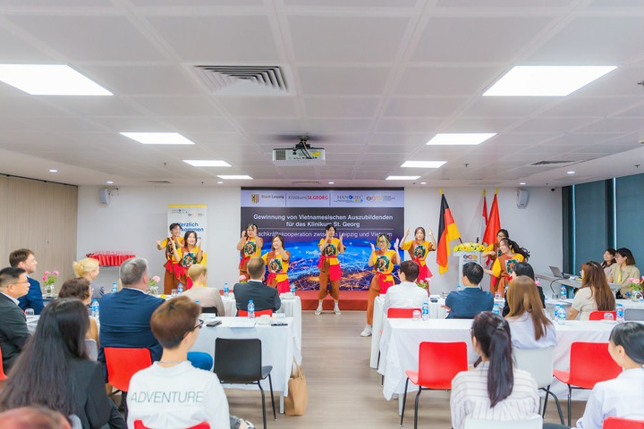 Các bạn học viên không chỉ đặt câu hỏi cho các khách mời mà còn chuẩn bị tiết mục nhảy dân vũ để giúp các vị khách có thêm ấn tượng về Việt Nam.