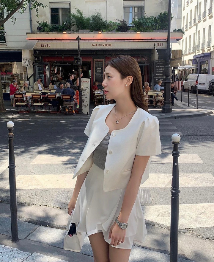 Áo khoác dạ tweed cộc tay cũng là một lựa chọn sáng suốt trong thời điểm giao mùa. Sự kết hợp giữa mẫu áo dáng ngắn và chân váy voan xòe màu trắng tinh khôi rất được ưa chuộng.