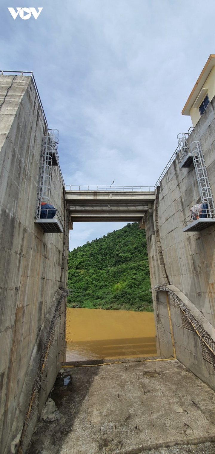 Những hạng mục còn lại phần đập chính chờ di dân mới thi công tiếp