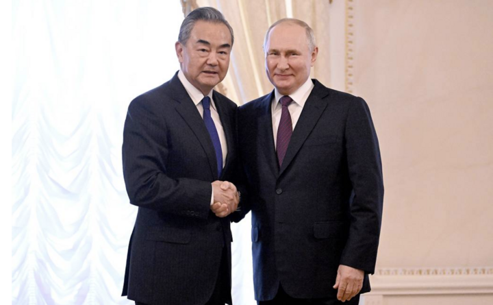 Ngoại trưởng Trung Quốc Vương Nghị và Tổng thống Nga Vladimir Putin. (Ảnh: TASS)