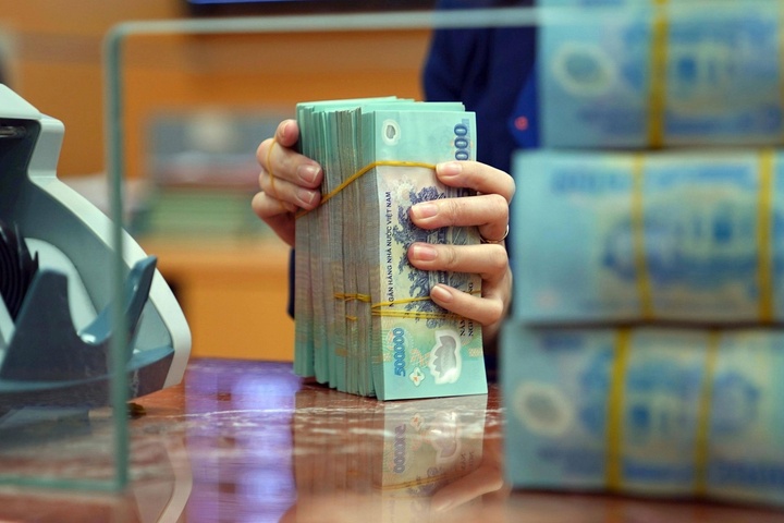Nhiều ngân hàng tham gia “cuộc đua” cho vay trả nợ. (Ảnh minh họa: VOV giao thông)