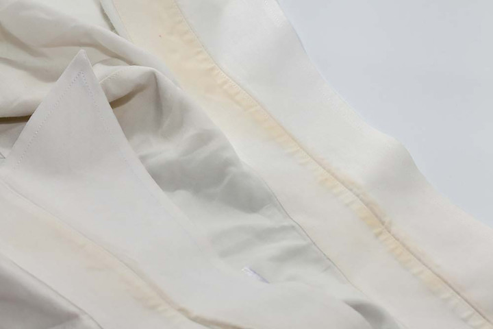 Có nhiều cách để tẩy được vết ố trên cổ áo.