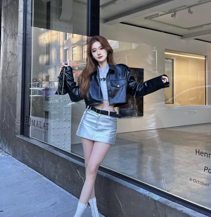 Vào thời điểm giao mùa, bạn có thể tham khảo diện mặc những mẫu áo khoác da dáng ngắn. Trong những ngày thời tiết còn chút se lạnh, bản phối này sẽ trở nên trọn vẹn hơn khi được hoàn thiện cùng giày cao cổ.