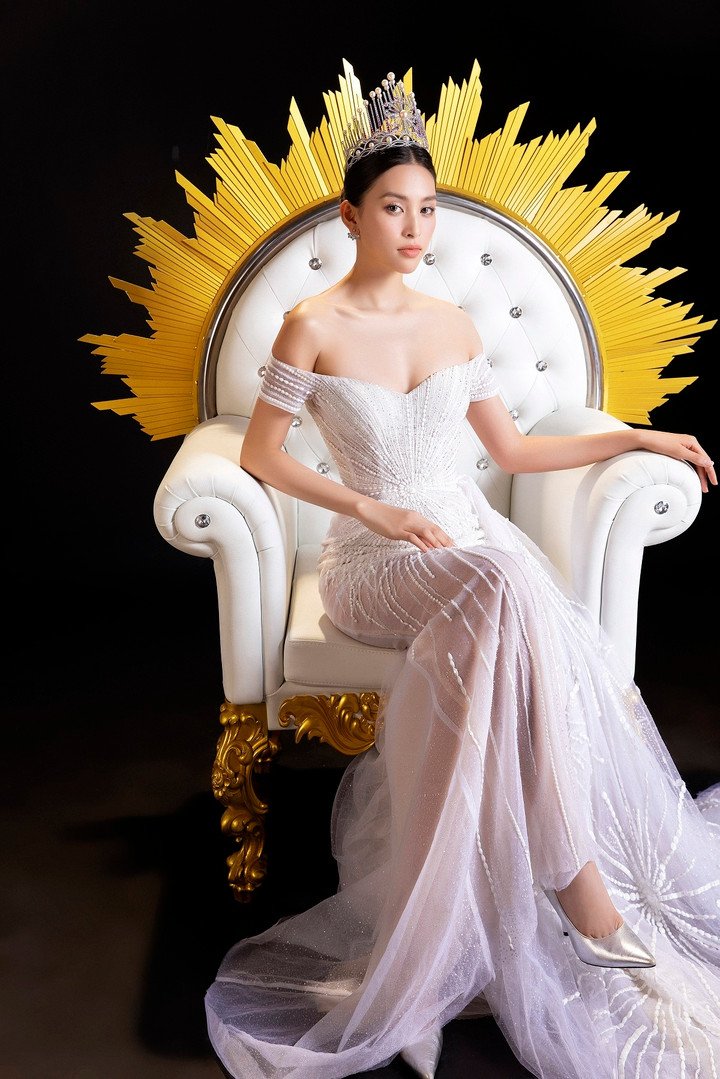 Với loạt ảnh này, nàng Hậu quê Hội An tiếp tục khẳng định được danh xưng “mỹ nhân ngàn năm có một của mình.”