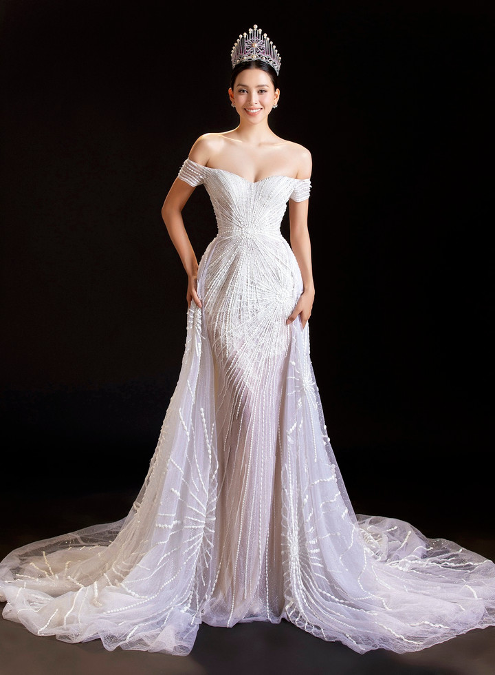 "Với cô gái 23 tuổi bây giờ, Vy thầm biết ơn vì những gì mình đã được nhận. Không gì quý hơn khi nửa thập kỷ đi qua, Vy vẫn được khán giả yêu mến, được tiếp tục làm việc và cống hiến”, Hoa hậu Tiểu Vy khẳng định.