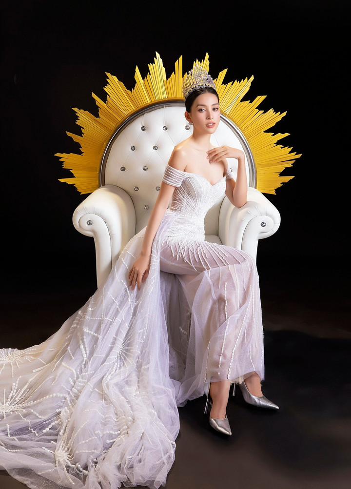 Người đẹp diện đầm dạ hội màu trắng với thiết kế cúp ngực sâu khoe tối đa đôi vai trần nuột nà cùng vòng 1 lấp ló đầy gợi cảm.