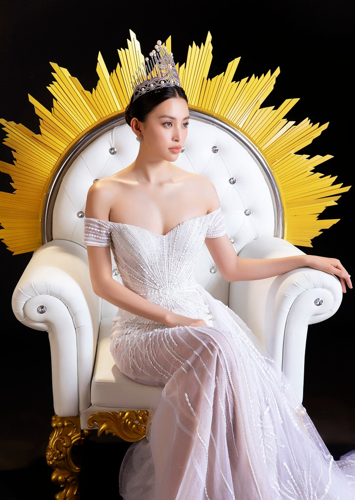 Bộ đầm có thiết kế ôm sát giúp Tiểu Vy tôn lên những đường cong quyến rũ.