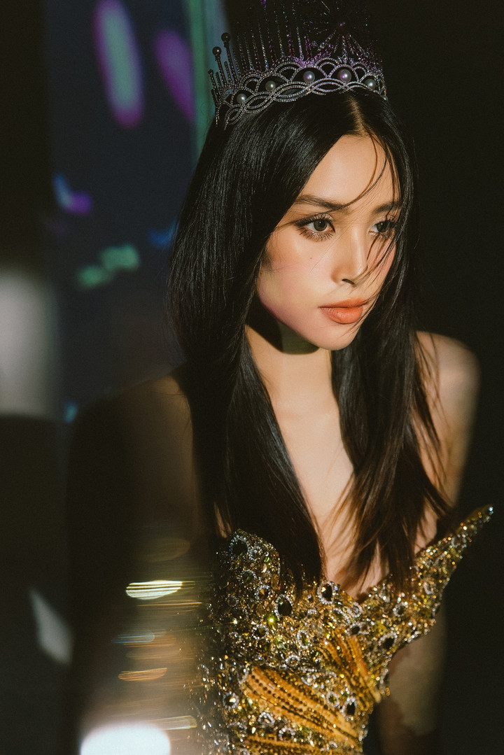 Cũng trong thời gian qua, Hoa hậu Tiểu Vy luôn được săn đón tại các sự kiện giải trí, liên tục trở thành gương mặt đại diện cho các nhãn hàng cao cấp trong và ngoài nước, xuất hiện trên các sàn trình diễn thời trang chuyên nghiệp.