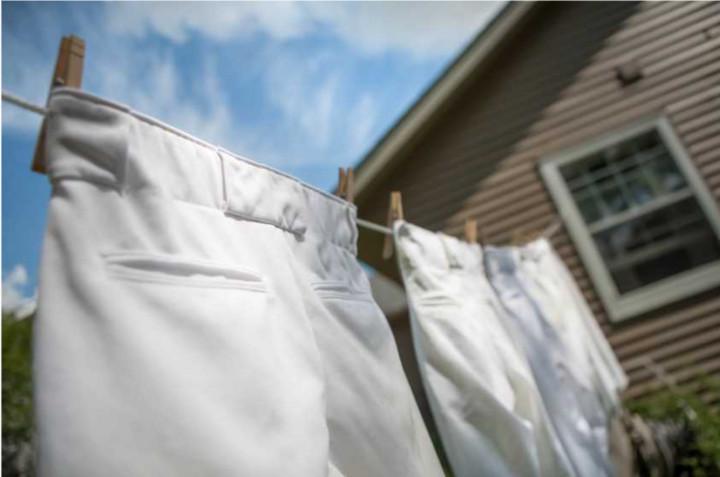 Cần chú ý cách làm sạch để giữ quần trắng luôn trắng như mới.