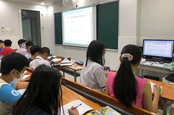 Nhiều phụ huynh đăng ký lớp học thêm cho con để "bằng bạn bằng bè". (Ảnh minh họa: T.N)