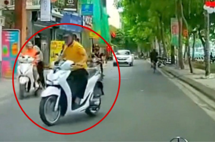 Nam thanh niên điều khiển xe SH BKS 29Y7–532.89 chạy lấn làn, đạp ngã người đi xe đạp rồi bỏ chạy. (Ảnh chụp màn hình).