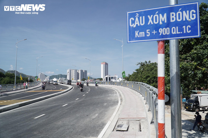 Ngay khi được đơn vị thi công mở rào chắn, lượng xe cộ đi trên cầu đông đúc. Tại lối đi bộ trên cầu, nhiều người dân tập trung đông, thích thú chụp hình lưu niệm, phía hai đầu cấu có lực lượng bảo vệ đứng phân luồng, nhắc nhở người dân không tràn xuống mặt đường chính.