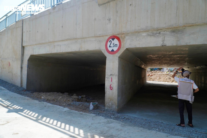 Cầu Xóm Bóng cũ được người Pháp xây từ năm 1925, ở gần tháp bà Ponagar - di tích nổi tiếng, thu hút du khách khi đến Nha Trang. Năm 1968, cầu được xây dựng lại với 15 nhịp, tổng chiều dài 309 m. Sau hơn nửa thế kỷ hoạt động, cầu xuống cấp, không đảm bảo an toàn nên bị tháo dỡ tháng 1/2022.