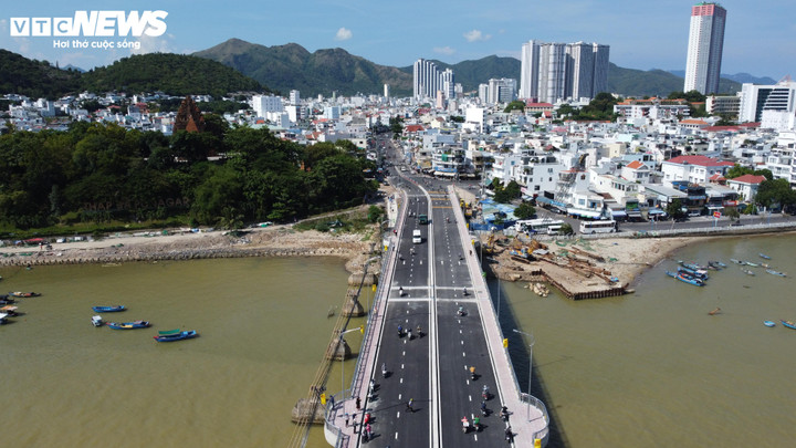 Dự án cầu Xóm Bóng được phê duyệt năm 2017, do Bộ Giao thông Vận tải làm chủ đầu tư, giao cho Ban quản lý dự án 2 thực hiện. Đơn vị thi công dự án là liên danh nhà thầu Tập đoàn Samwhan – Công ty CP Tập đoàn Cienco 4.