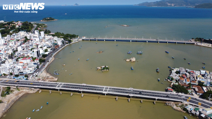 Sau gần hai năm, cầu đã được thông xe kỹ thuật vào ngày 2/9. Đến nay, dự án đã chính thức đưa vào khai thác. Cầu có 8 nhịp, dài gần 330m, rộng 19m với 4 làn xe, cách cầu cũ 6 m về phía hạ lưu sông Cái. Cầu Xóm Bóng (dưới) cùng với cầu Trần Phú là hai cửa ngõ phía bắc của TP Nha Trang.