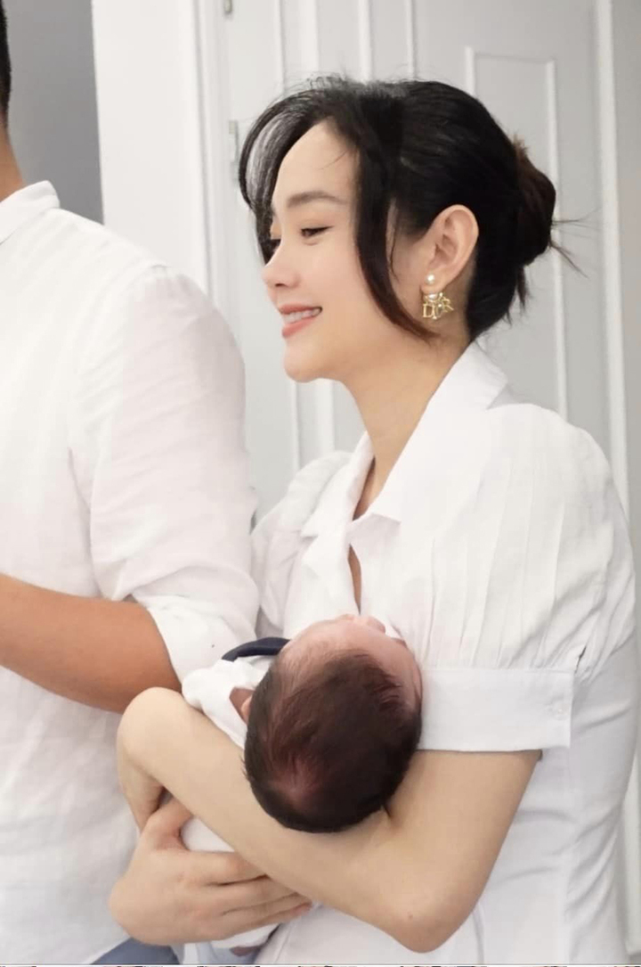 Nữ ca sĩ vẫn xinh đẹp sau 1 tháng ở cữ.