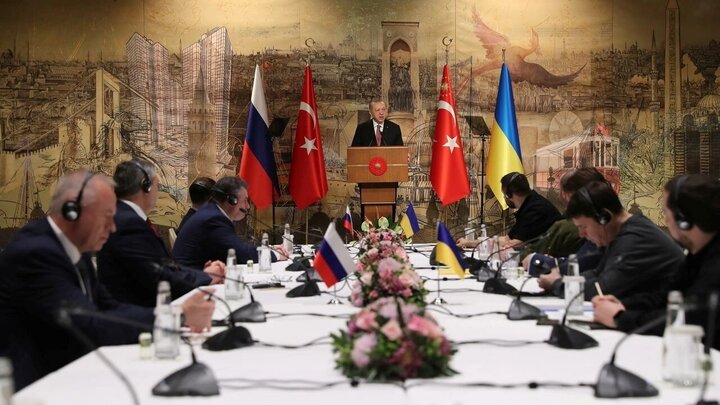 Tổng thống Thổ Nhĩ Kỳ Recep Tayyip Erdogan phát biểu trước hai phái đoàn Nga và Ukraine trước đàm phán tại Istanbul năm ngoái. (Ảnh: Văn phòng Tổng thống Thổ Nhĩ Kỳ)