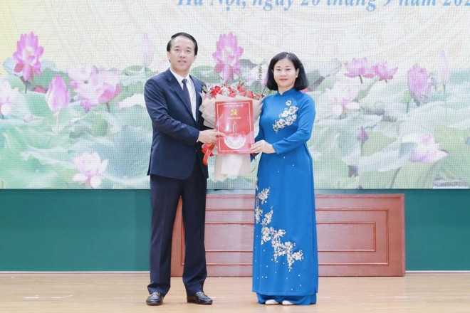 Phó Bí thư Thường trực Thành ủy Hà Nội Nguyễn Thị Tuyến trao quyết định cho ông Lưu Ngọc Hà. (Ảnh: Kinh tế đô thị).