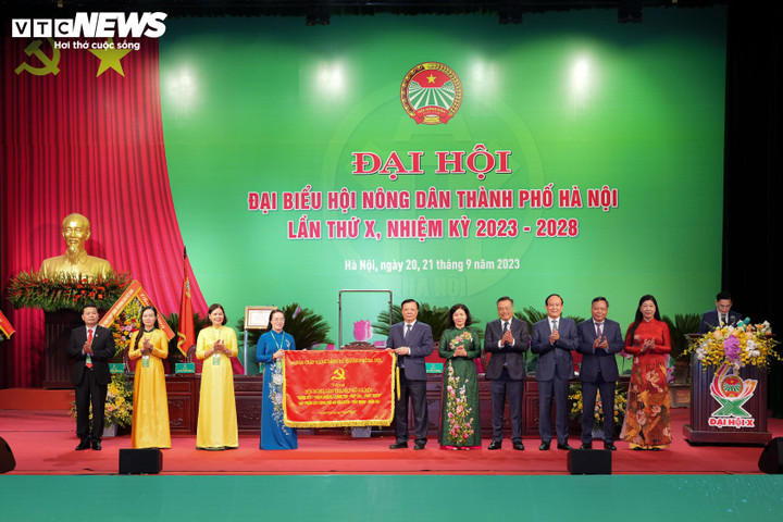 Thay mặt lãnh đạo Đảng, Nhà nước, ông Đinh Tiến Dũng – Ủy viên Bộ Chính trị, Bí thư Thành uỷ Hà Nội trao tặng Huân chương Lao động Hạng Nhất của Chủ tịch nước tặng Hội Nông dân TP Hà Nội.