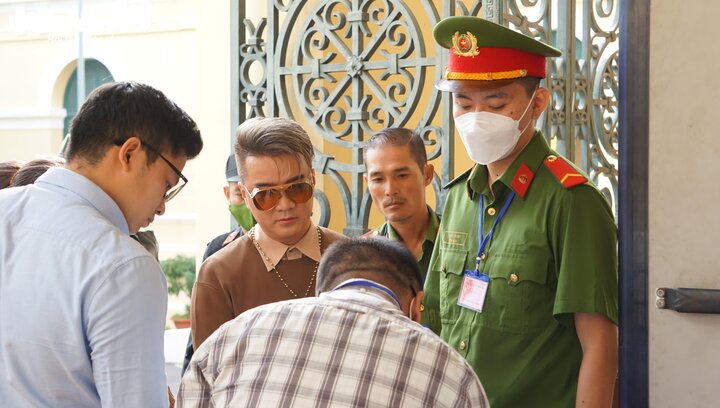 8h, ông Huỳnh Minh Hưng (ca sỹ Ðàm Vĩnh Hưng) có mặt tại phiên toà.