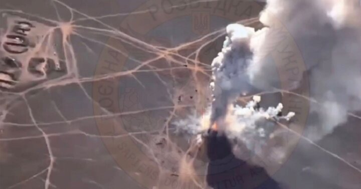 Hình ảnh được cắt từ video cho thấy tổ hợp S-400 bị phá hủy.