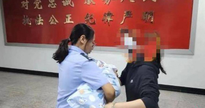 Đứa trẻ được giải cứu chỉ 4 giờ sau khi người mẹ trình báo. (Ảnh: China News Service)