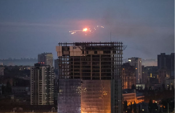 Một vụ nổ tên lửa được nhìn thấy trên bầu trời thành phố trong một cuộc không kích ở Kiev ngày 21/9. (Ảnh: Reuters)
