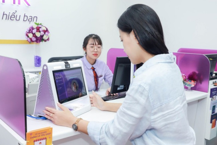 Khách hàng trải nghiệm xác thực sinh trắc học tại quầy. (Ảnh minh họa: TPBank).
