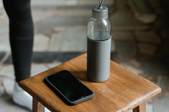 Chai chứa chất lỏng là một trong những thứ không được để chung với điện thoại di động. (Ảnh: Pexels)