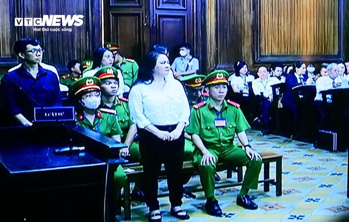 Bị cáo Nguyễn Phương Hằng tại tòa.