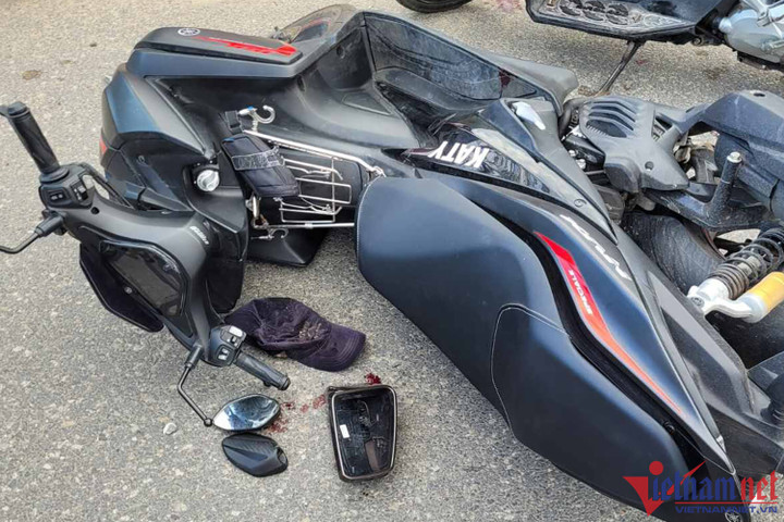Xe máy nạn nhân ở hiện trường sau tai nạn. (Ảnh: L.H)