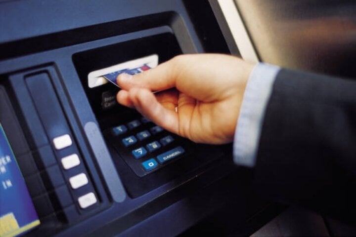 Số dư tối thiểu trong  thẻ ATM phụ thuộc vào duy định của từng ngân hàng. (Ảnh minh họa)