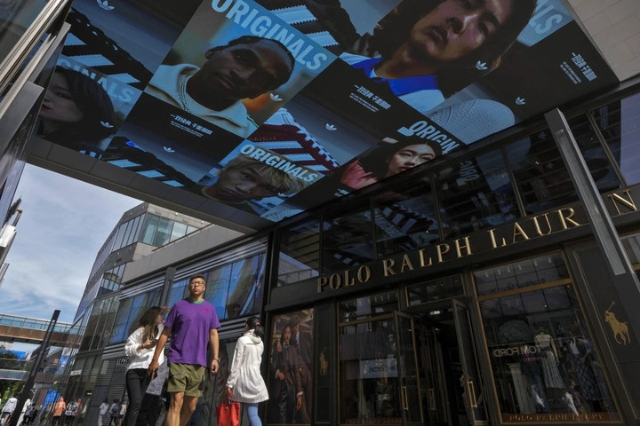 Tầng lớp trung lưu Trung Quốc ngày càng quan tâm hơn đến “sự an toàn và tính bền vững trong ngắn hạn” hơn là chi tiêu xa xỉ. (Ảnh: AP)