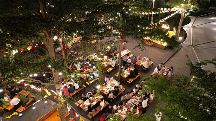 Về đêm, khách hàng đến Little Ba Na Hills sẽ được hòa mình trong không khí rộn ràng của xứ sở hội hè.