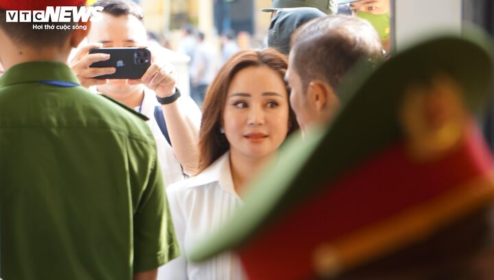 Đàm Vĩnh Hưng, Vy Oanh tới phiên toà xét xử Nguyễn Phương Hằng - 10