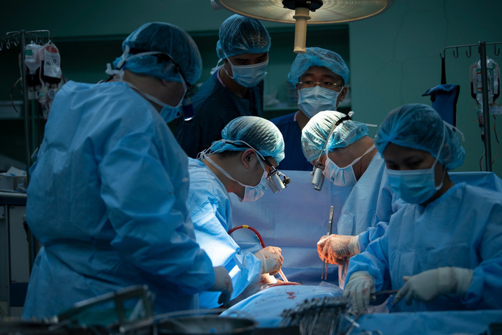 Chị Hồng bắt đầu chụp ảnh phẫu thuật từ năm 2012. (Ảnh: NVCC)