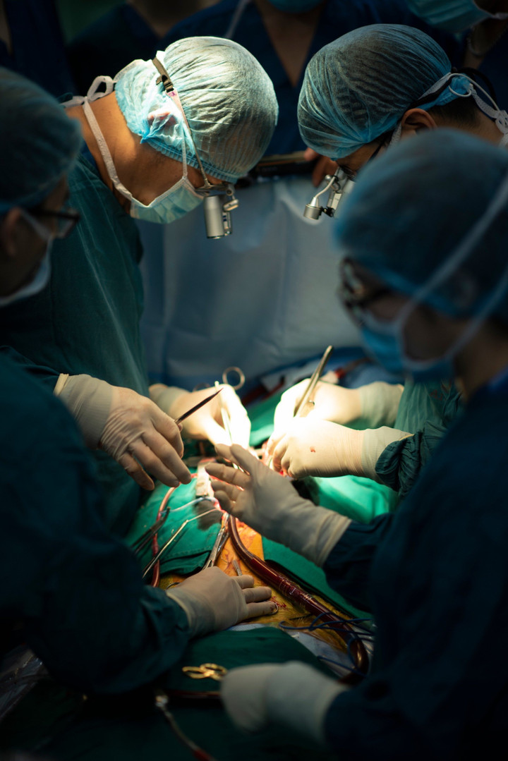 Ca phẫu thuật tim của bác sĩ Dương Đức Hùng thực hiện được chị Hồng ghi lại. (Ảnh: NVCC)