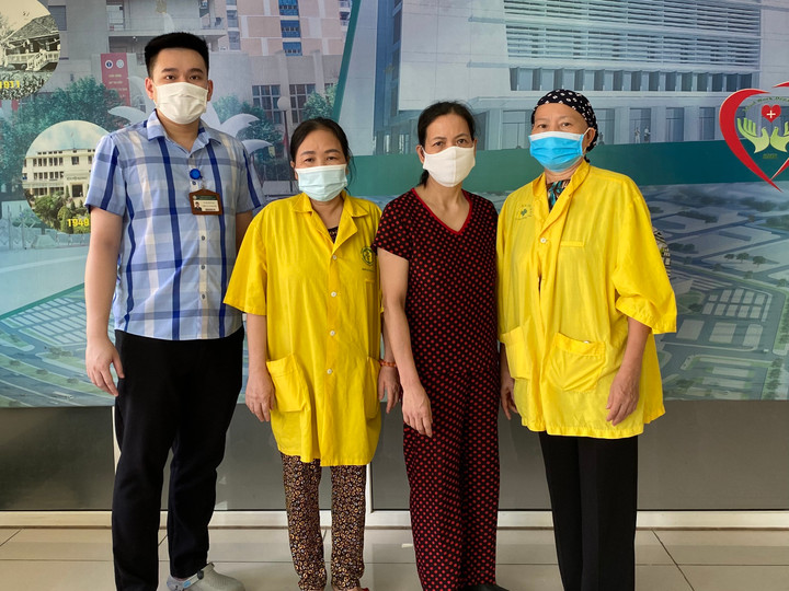 Số tiền độc giả ủng hộ đã được trao đến người nhà các nạn nhân dưới sự chứng kiến của lãnh đạo phòng công tác xã hội của các bệnh viện. (Ảnh: Nguyễn Ngoan)