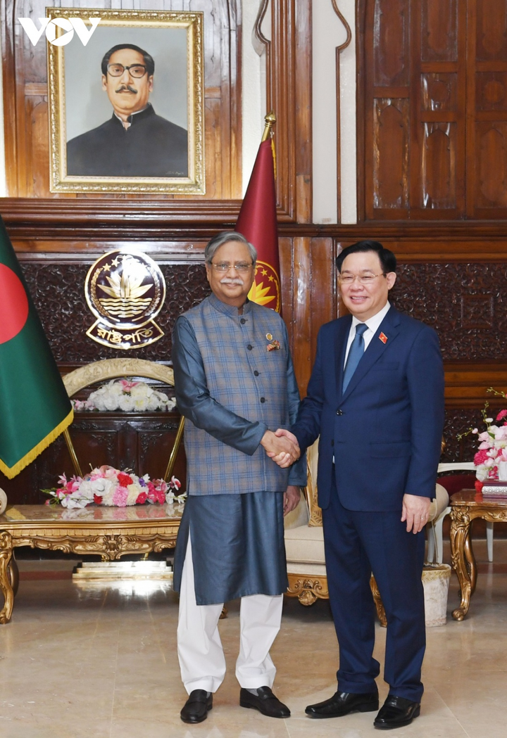 Chủ tịch Quốc hội Vương Đình Huệ hội kiến với Tổng thống Bangladesh