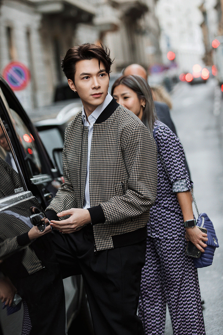 Anh Tú điển trai trên đường phố Milan.