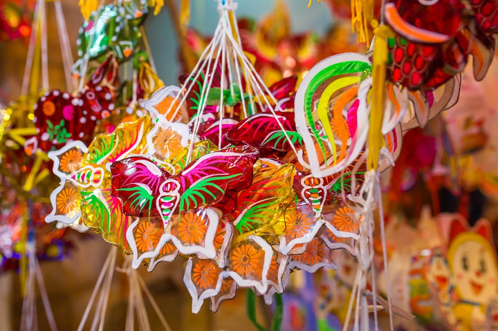 Hoạt động làm đèn trung thu truyền thống trong lễ hội “Rước đèn đêm trăng".